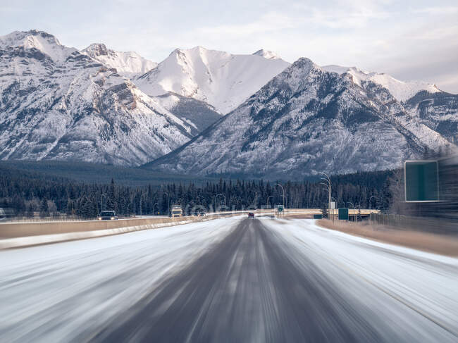 Voitures circulant le long de l'autoroute, Banff, Alberta, Canada — Photo de stock
