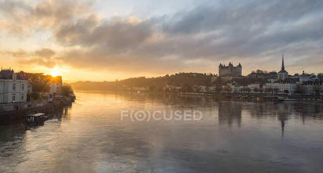 Die Loire fließt durch Saumur, Loire-Tal, Maine-et-Loire, Frankreich — Stockfoto
