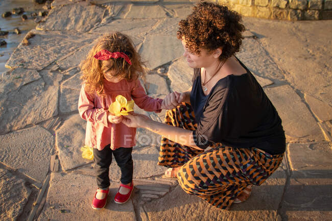 Мать дарит своей дочери цветок, Бразилия — стоковое фото