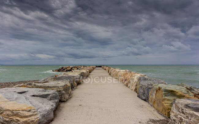 Frangiflutti in pietra nell'oceano, Toscana, Italia — Foto stock