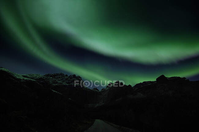 Luces boreales sobre montañas, Lofoten, Nordland, Noruega - foto de stock