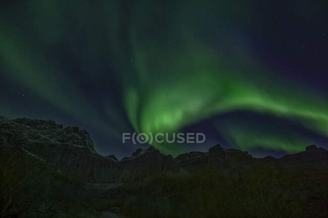 Northern lights over mountains, Lofoten, Nordland, Noruega — Fotografia de Stock