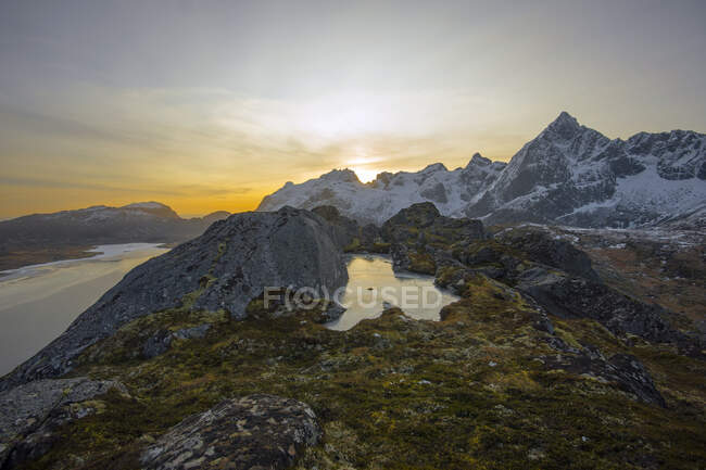 Vista del paisaje desde Mt Kollfjellet, Flakstad, Lofoten, Nordland, Noruega - foto de stock