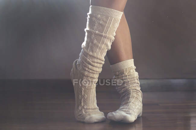 Gros plan sur les jambes d'une adolescente portant des hauts du genou — Photo de stock