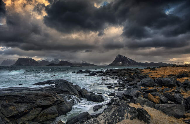 Tempesta sulla spiaggia, Lofoten, Nordland, Norvegia — Foto stock