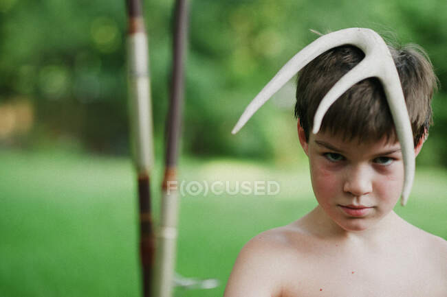 Портрет капризного мальчика с рогами на голове, США — стоковое фото