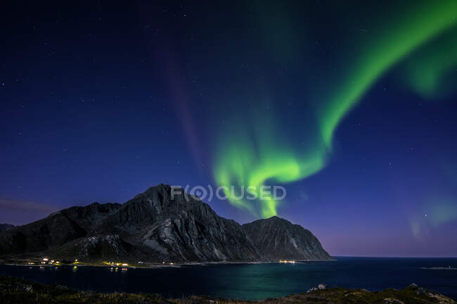 Luces boreales sobre Mt Store Nappstind, Lofoten, Nordland, Noruega - foto de stock