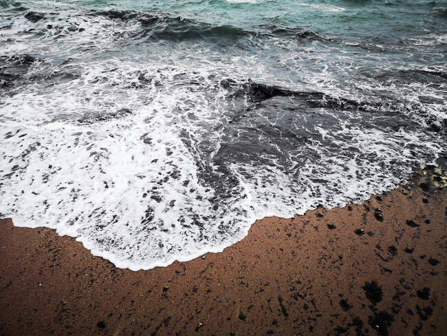 Primo piano delle onde oceaniche sulla spiaggia, Bugibba, Malta — Foto stock