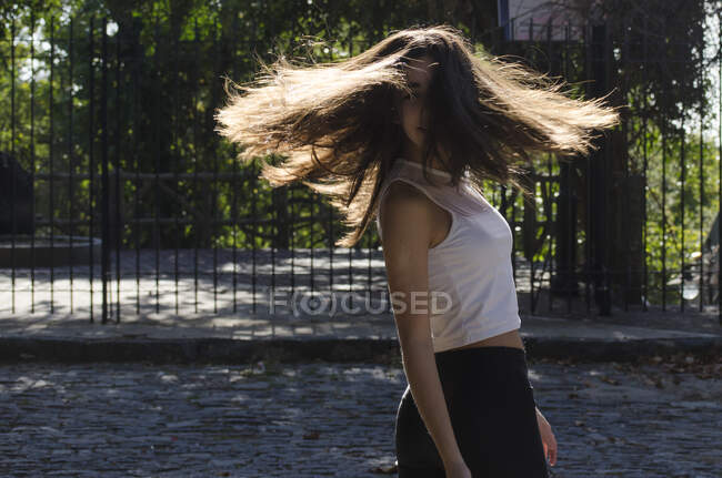 Дівчинка - підліток, що стоїть на вулиці, навколо, Аргентина. — стокове фото
