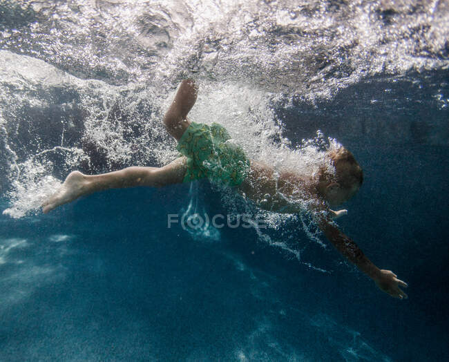 Junge stürzt in Schwimmbad — Stockfoto