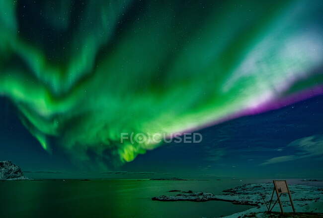 Luces boreales sobre Skogsoya, Oksnes, Nordland, Noruega - foto de stock