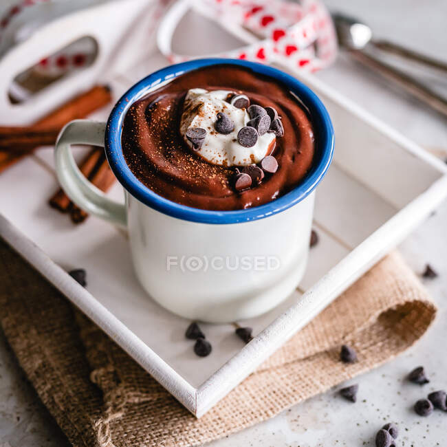 Tazza di cioccolata calda con panna montata e gocce di cioccolato — Foto stock
