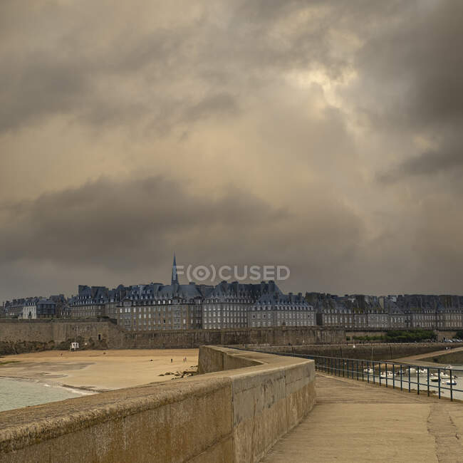 Moody sky over Saint-Malo, Ille-et-Vilaine, Bretaña, Francia - foto de stock
