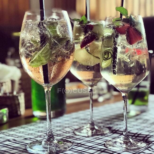 Trois cocktails sur une table dans un restaurant — Photo de stock