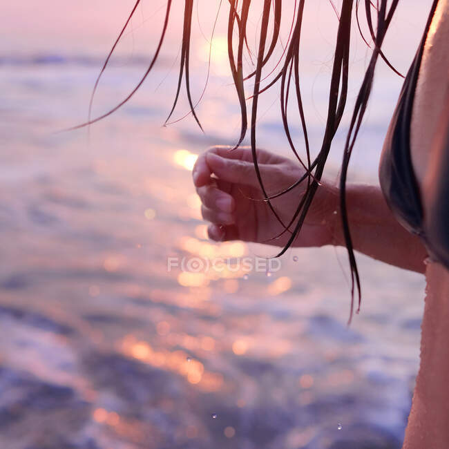 Gros plan d'une femme sur la plage avec les cheveux mouillés au coucher du soleil, Laguna Beach, Californie, États-Unis — Photo de stock