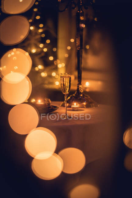 Copa de champán en una mesa en Navidad - foto de stock
