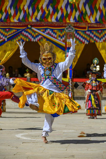 Homem dançando em um festival tradicional, Mosteiro de Gangteng, Distrito de Wangdue Phodrang, Butão — Fotografia de Stock