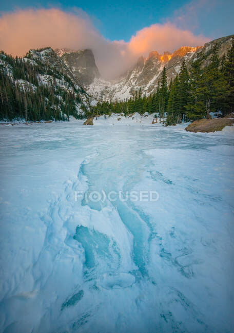 Frozen Dream Lake and Hallett Peak at Sunrise, rocky Mountain National Park, Colorado, USA — Stock Photo