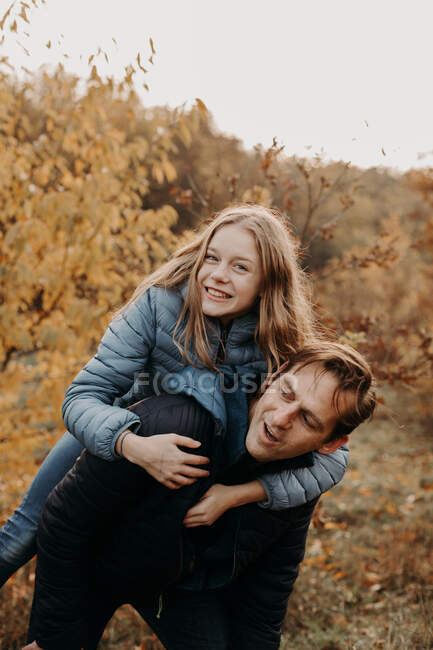 Farther giving his daughter a piggyback ride, Netherlands — Stock Photo