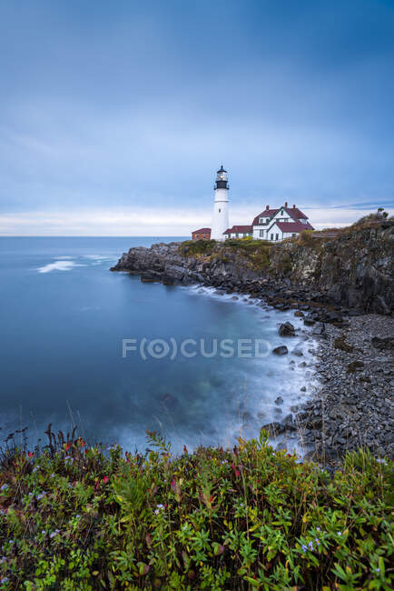 Prise de vue à longue exposition du phare de Portland Head, Cap Elizabeth, Maine, USA — Photo de stock