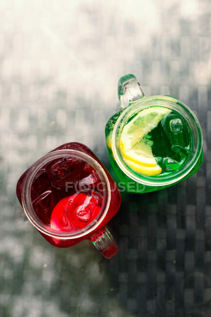 Dos tarros de albañil con coloridas bebidas de frutas, Bulgaria - foto de stock