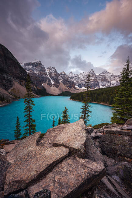 Lac Moraine, vallée des Dix Pics, parc national Banff, Alberta, Canada — Photo de stock