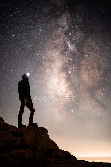 Silhouette eines Wanderers, der auf einem Berg steht, Sequoia National Park, Kalifornien, USA — Stockfoto