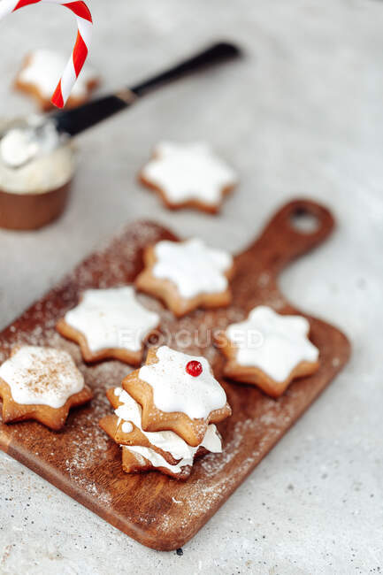 Christmas gingerbread cookies with icing sugar and star shape — Stock Photo