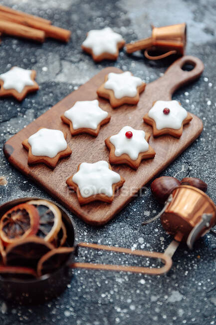 Різдвяне імбирне печиво з глазурованим цукром та корицею на дерев'яному фоні . — стокове фото