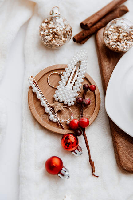 Рождественское украшение пряничным печеньем и еловыми ветвями на белом фоне — стоковое фото