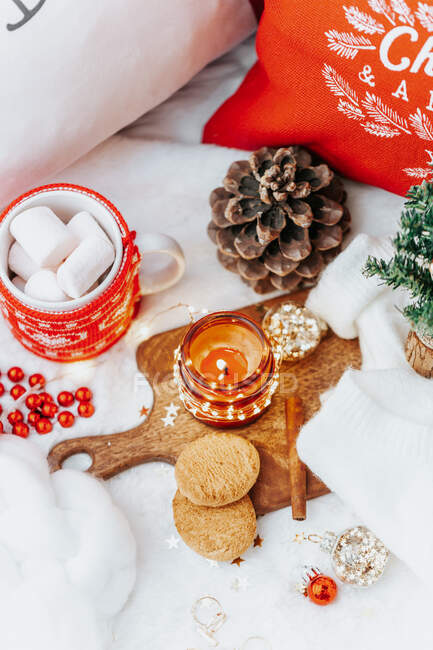 Tè caldo con marshmallow e decorazioni natalizie su sfondo bianco in legno. — Foto stock