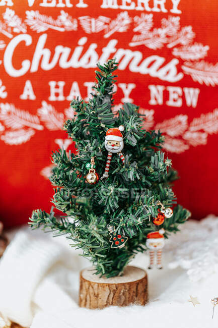Sapin de Noël miniature devant un oreiller — Photo de stock