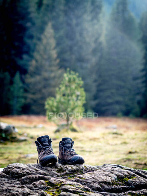 Paire de livres de randonnée sur un rocher, Bulgarie — Photo de stock