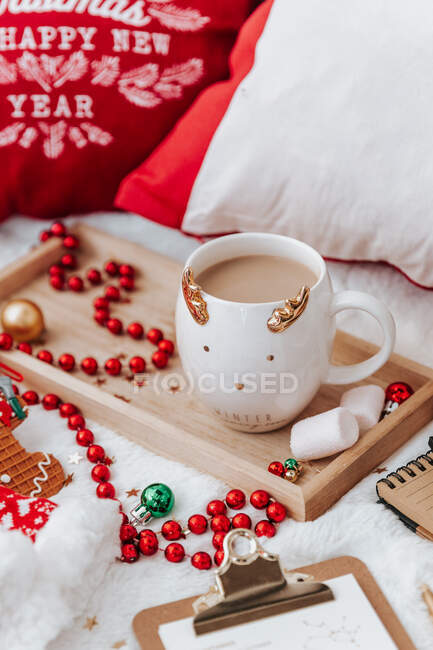 Пряничное печенье, чай, зефир и рождественские украшения на белом фоне — стоковое фото