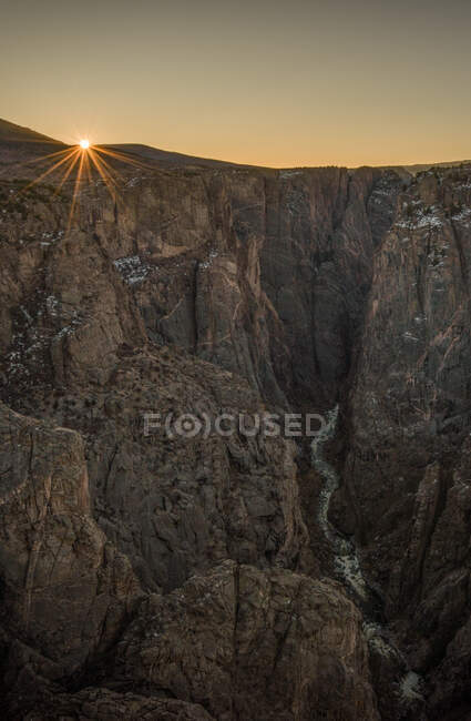Сонячний підйом над чорним каньйоном Гуннісон (штат Колорадо, США). — стокове фото