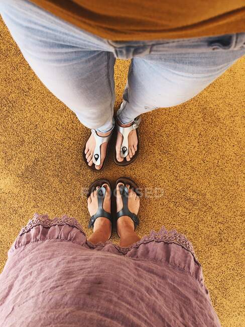 Visão baixa de uma mãe e filha em pé em frente uma da outra — Fotografia de Stock