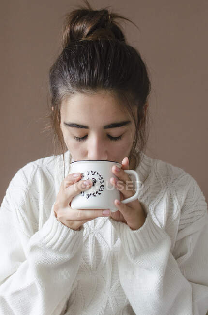 Дівчина-підліток п'є чашку кави — стокове фото