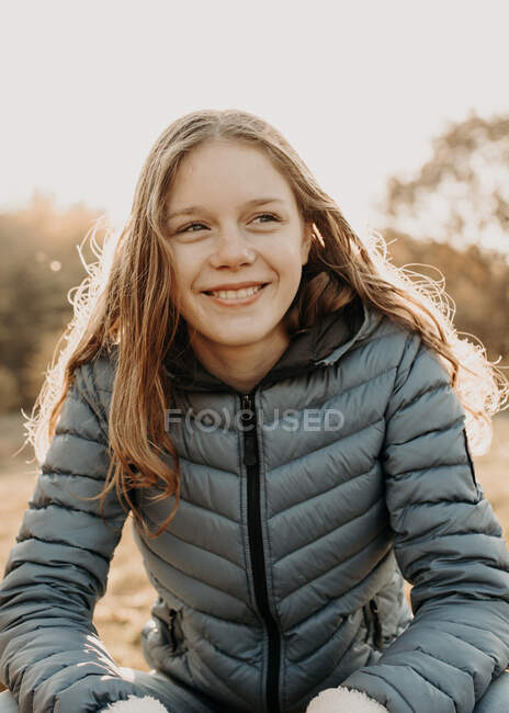 Portrait d'une fille souriante assise au soleil d'automne, Pays-Bas — Photo de stock
