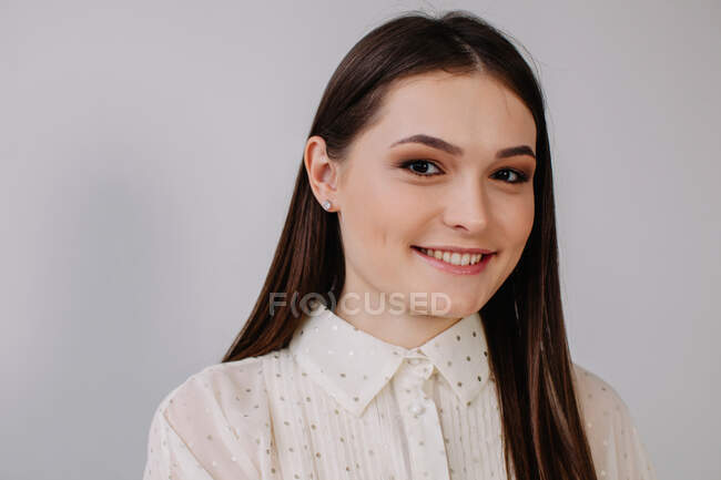 Portrait d'une belle femme souriante sur fond blanc — Photo de stock