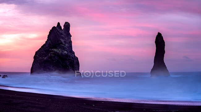 Longue exposition de la plage de sable noir Reynisfjara et des piles de mer Reynisdrangar, centre-sud de l'Islande — Photo de stock