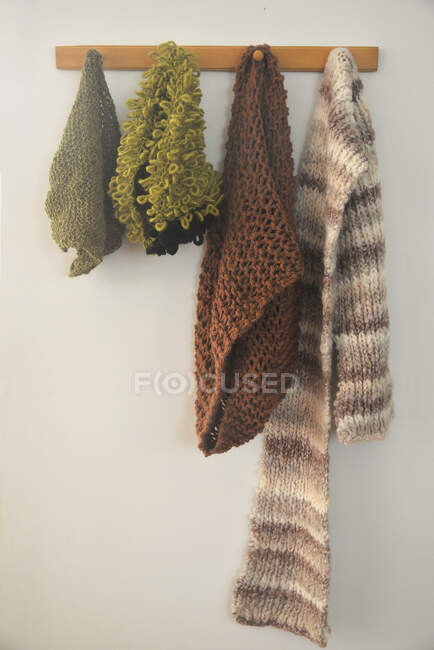 Variedade de lenços pendurados em ganchos no corredor — Fotografia de Stock