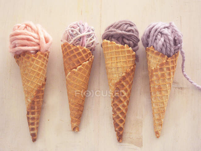 Концептуальные рожки мороженого на столе — стоковое фото