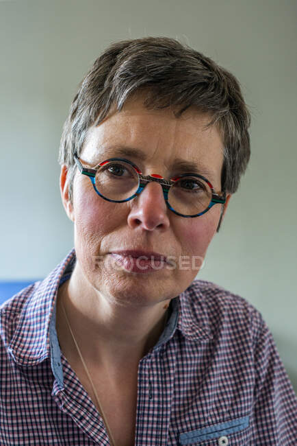 Retrato de una mujer madura con gafas - foto de stock