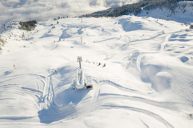 Vista aérea de un telesilla en las montañas, Gastein, Salzburgo, Austria - foto de stock