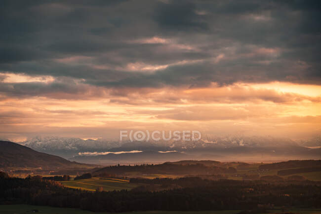 Drammatico tramonto sulla scena rurale villaggio nelle Alpi austriache vicino a Salisburgo, Austria — Foto stock