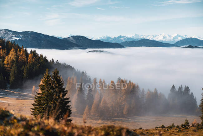 Tapete de nuvens acima dos Alpes Austríacos perto de Filzmoos, Salzburgo, Áustria — Fotografia de Stock