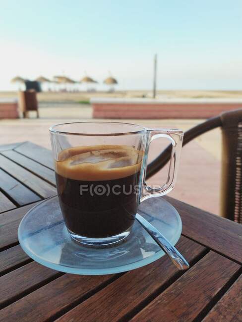 Primo piano di una tazza di caffè su un tavolo in riva al mare, Malaga, Spagna — Foto stock