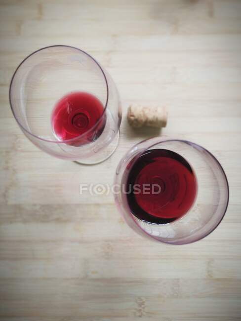 Dois copos de vinho meio cheios — Fotografia de Stock