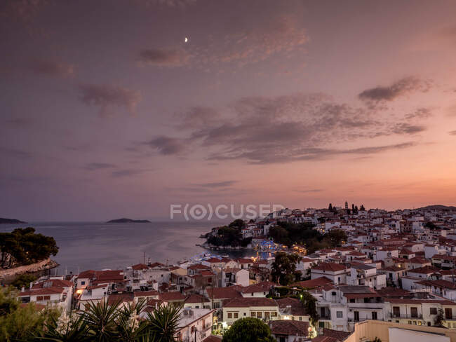 Skiathos Ville au coucher du soleil, Skiathos, Sporades, Grèce — Photo de stock