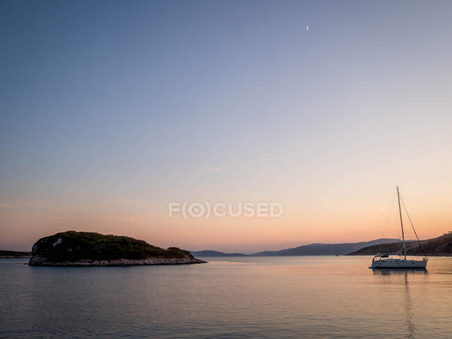 Yate amarrado en la bahía al atardecer, Kyra Panagia, Sporades, Grecia - foto de stock